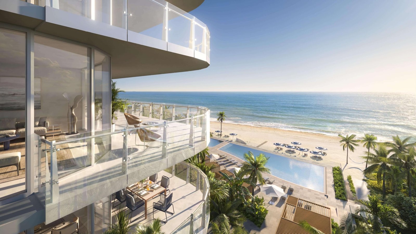 The Ritz-Carlton Residences, Pompano Beach — balcón privado curvo de una residencia de la Torre Beach con vista al océano y a la terraza de la alberca