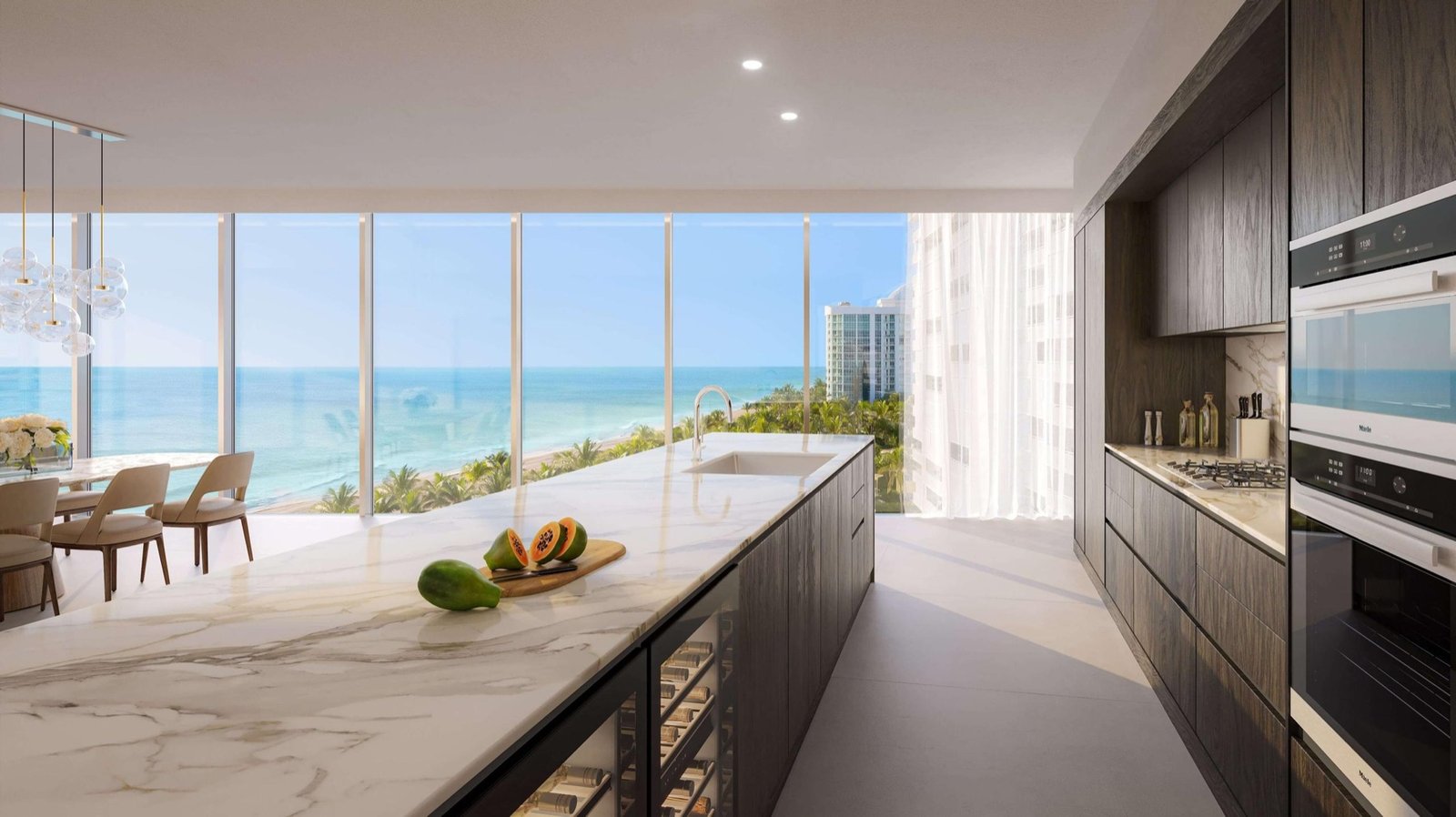 The Ritz-Carlton Residences, Pompano Beach — cocina de una residencia de la Torre Beach con isla de mármol y vista al océano