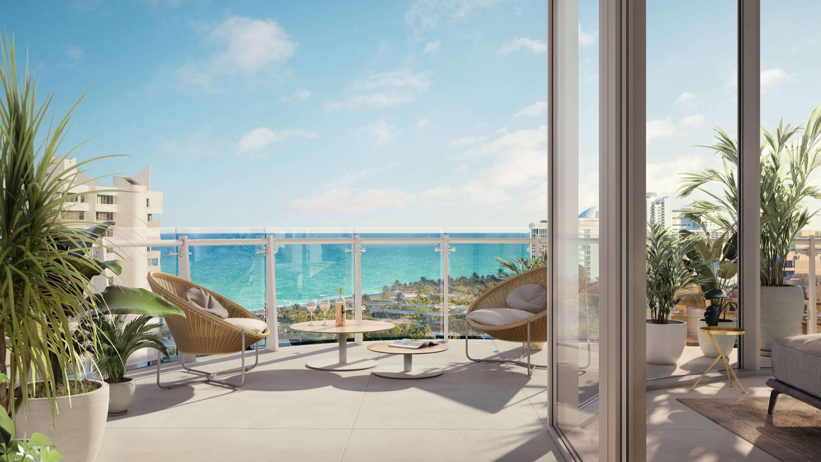 The Ritz-Carlton Residences, Pompano Beach — terraza exterior de una residencia de la Torre Marina con vista al océano