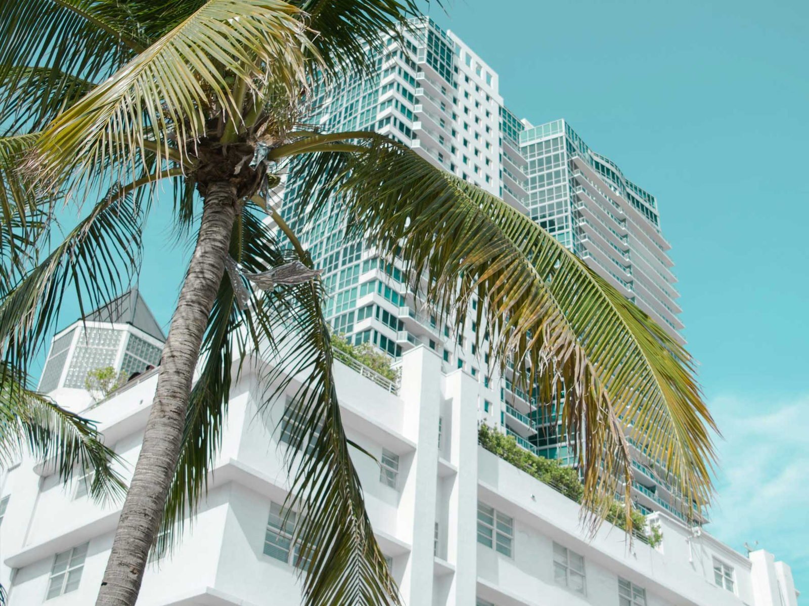 The Setai, South Beach: el edificio Art Deco blanco con las torres de cristal detrás